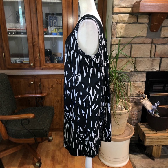WHITE HOUSE/BLACK MARKET SIZE 14 BLACK AND WHITE SLEEVELESS DRESS - Picture 2 of 6